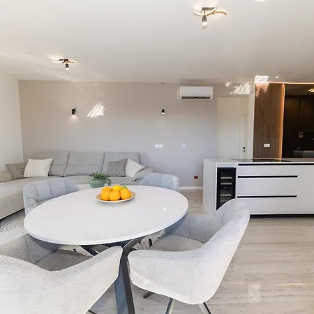 Apartmán Azure Vista By Belmont Realty